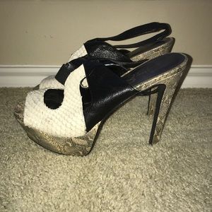 Jessica Simpson snakeskin pumps-black